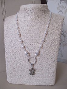 Náhrdelníky - Anjel - náhrdelník s bielymi perlami - bižutérny kov - 10131204_