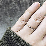 Prstene - Strieborný prsteň s mini čiarkou - 10131319_