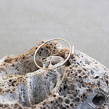 Prstene - Strieborný prsteň s mini čiarkou - 10131318_