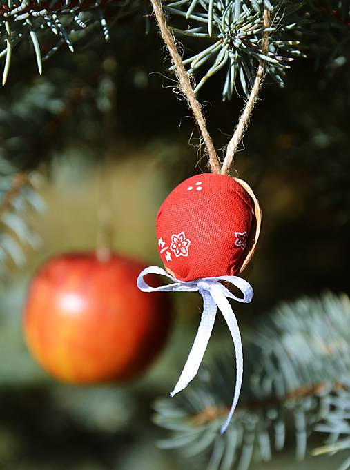 Vianočná ozdoba - orechy červené