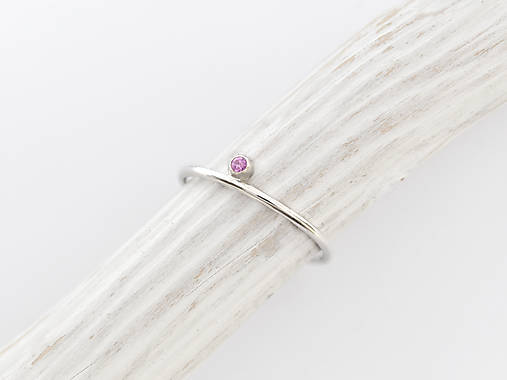 925/1000 Strieborný prsteň s rúžovým zafírom Neha