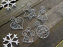 Dekorácie - strieborné Vianoce z drôtu s bielymi perličkami... sada (5 kusov - základná sada) - 10134307_