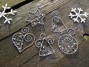 Dekorácie - strieborné Vianoce z drôtu s bielymi perličkami... sada (5 kusov - základná sada) - 10134308_