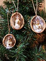 Dekorácie - keramický anjelik v orechovej škrupinke, ozdoba na stromček, sada 3 kusy - 10140555_