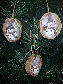 Dekorácie - keramický snehuliak v orechovej škrupinke, ozdoba na stromček - 10140509_