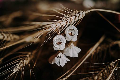 Ručne šité šujtášové náušnice / Soutache earrings with flower tassels & Swarovski®️crystals (Maria - biela)