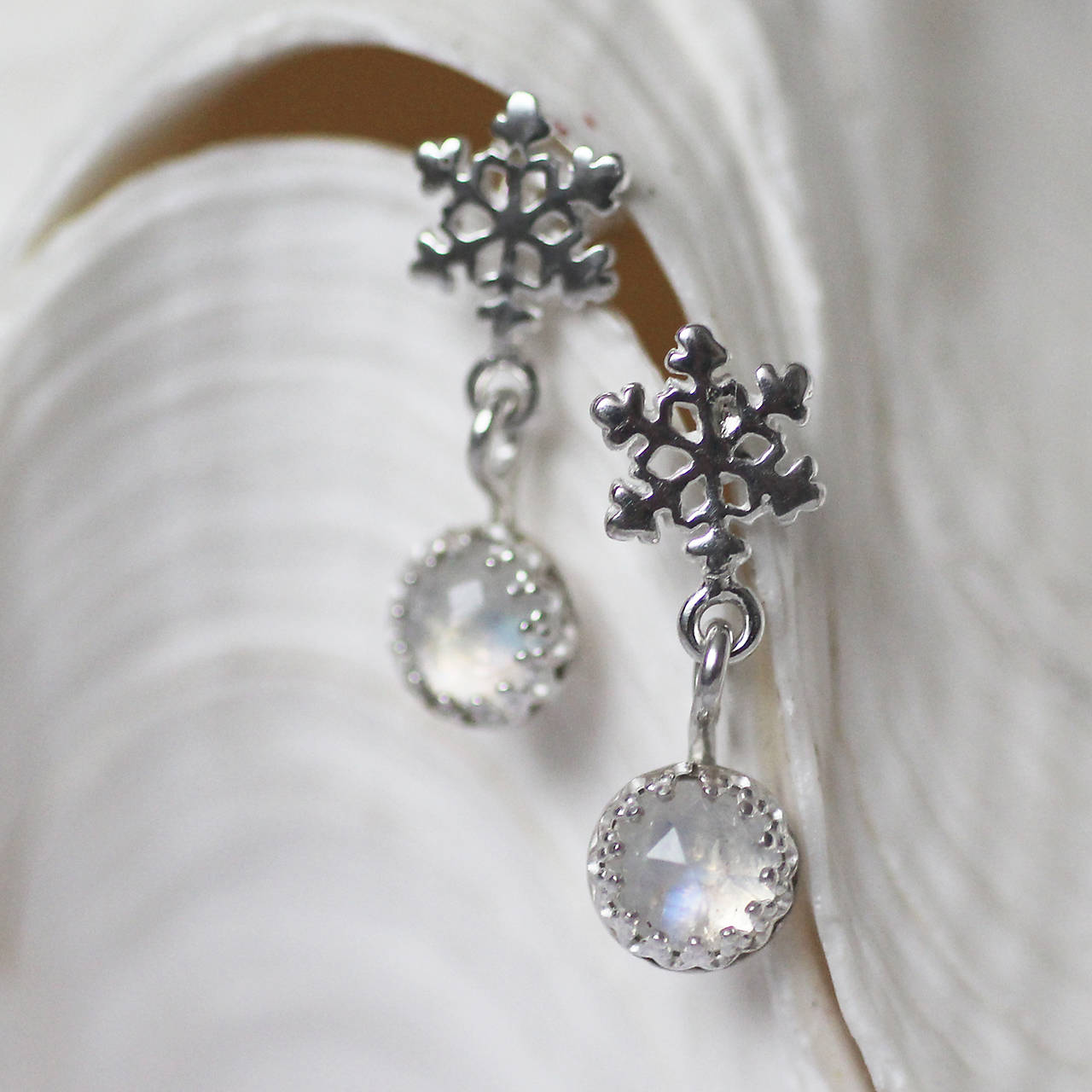 Strieborné náušnice s mesačným kameňom - Vločka tu