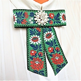 Brošne - Folklórna biela modrá zelená čierna mašľa s perlovou štrasovou ozdobou- brošňa  (Zelená) - 10146389_