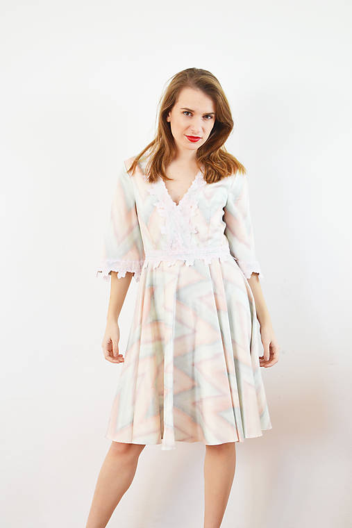 Bavlnené pastelové šaty s romantickou krajkou