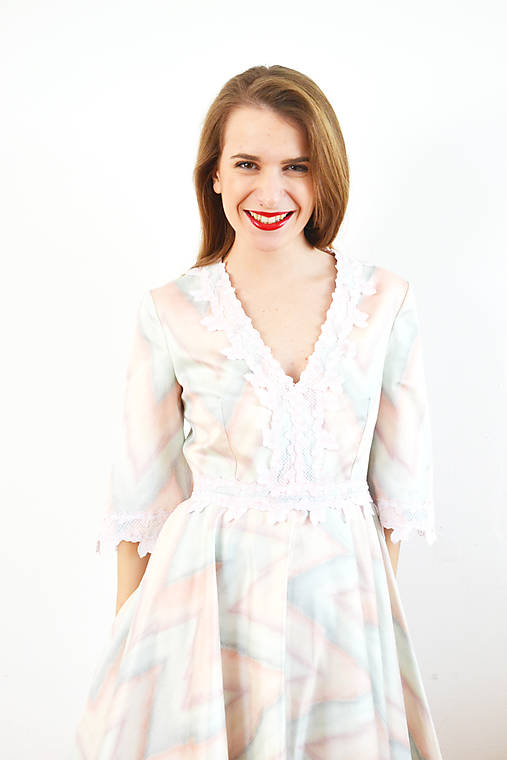 Bavlnené pastelové šaty s romantickou krajkou