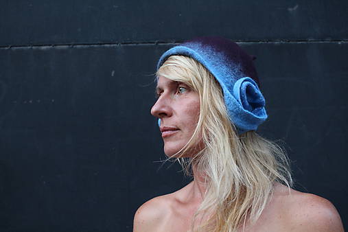 Čiapka modrá so skladaním na oboch stranách...