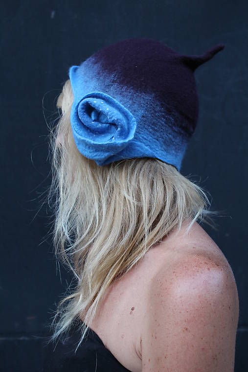 Čiapka modrá so skladaním na oboch stranách...