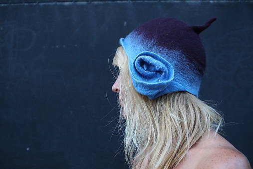 Čiapka modrá so skladaním na oboch stranách...