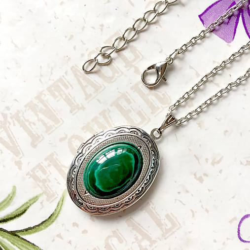 Oval Gemstone Antique Silver Locket Necklace / Otvárací medailón (Natural Malachite)