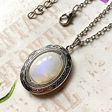 Náhrdelníky - Oval Gemstone Antique Silver Locket Necklace / Otvárací medailón (Moonstone) - 10165462_
