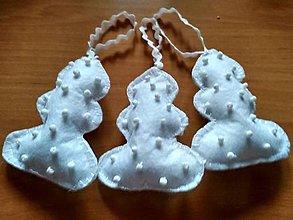 Dekorácie - Biele vianočné stromčeky ako z cukru - 10164418_