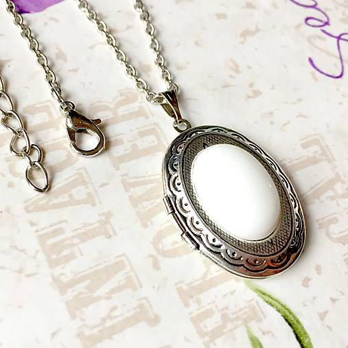 Oval Gemstone Antique Silver Locket Necklace / Otvárací medailón (White Jade)