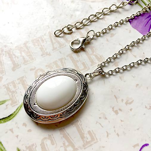 Oval Gemstone Antique Silver Locket Necklace / Otvárací medailón (White Jade)