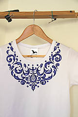 Topy, tričká, tielka - Maľované tričko s modrým ornamentom... - 10184317_
