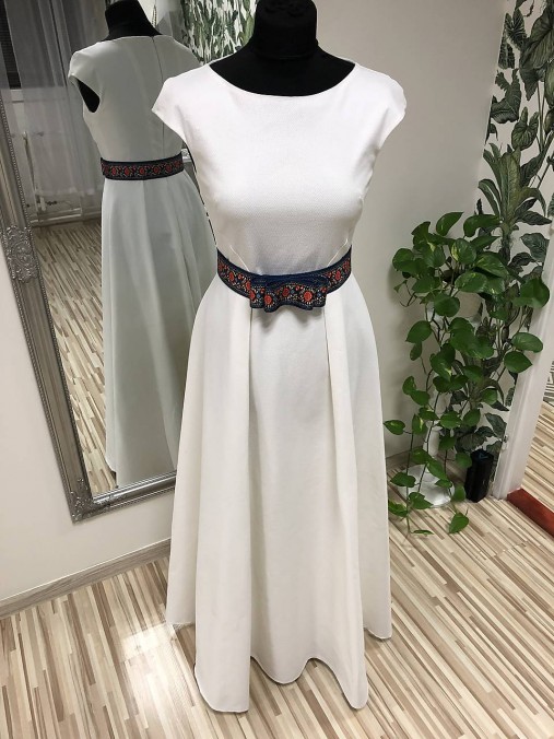 Biele šaty s folklórnou stuhou