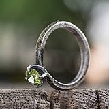 Prstene - Ako požiadať divožienku o ruku (verzia s prírodným olivínom) - 10206950_