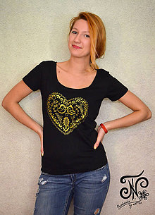 Topy, tričká, tielka - Ľudové srdiečko ♥ zlaté - maľované dámske tričko (čierne tričko M) - 10208263_