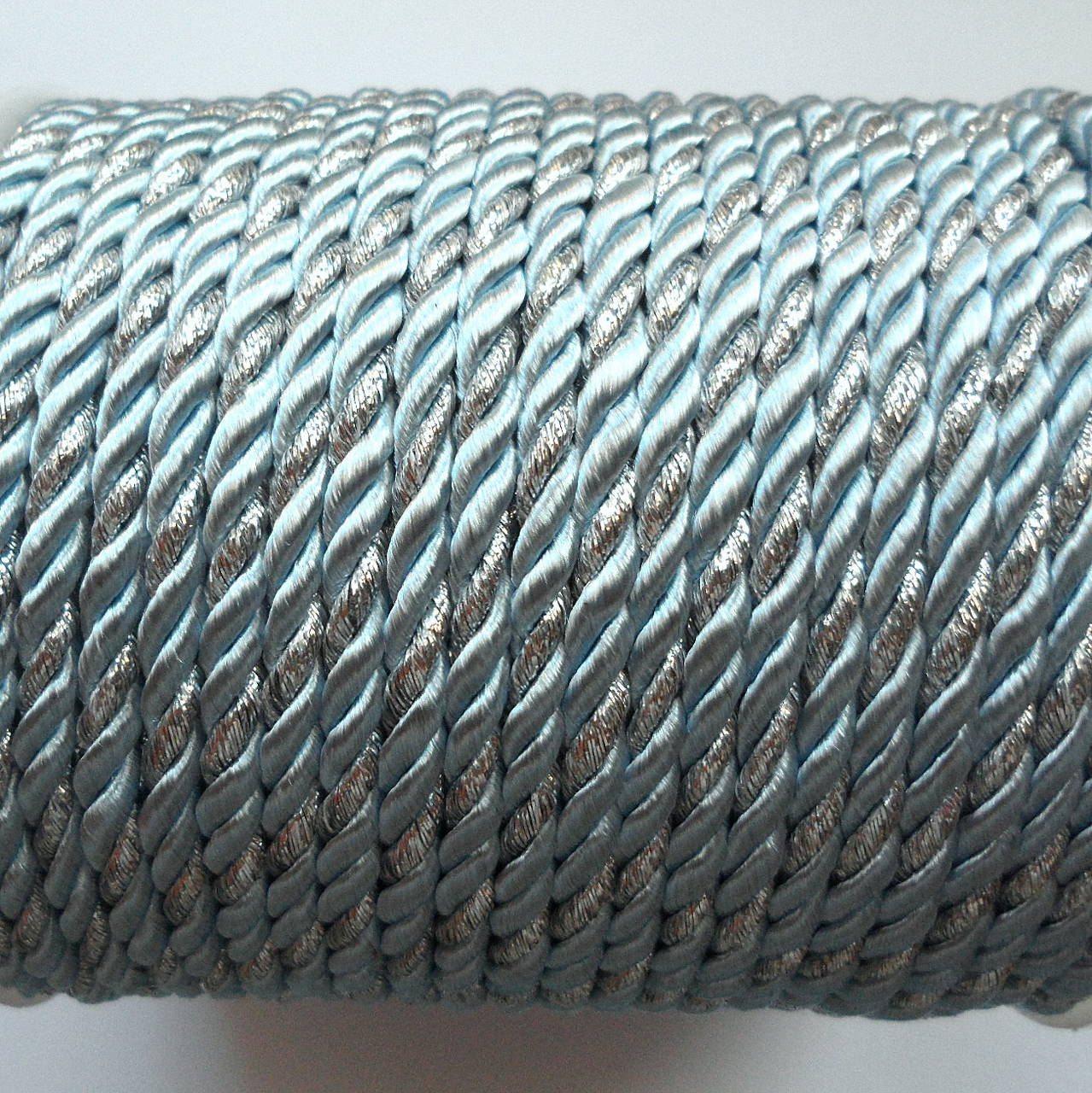 Šnúra točená 4mm-1m (sv.modrá/strieborná)