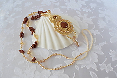 Náhrdelníky - Vyšívaný náhrdelník so slnečným kameňom, Zlatá/Smotanová - 10219098_