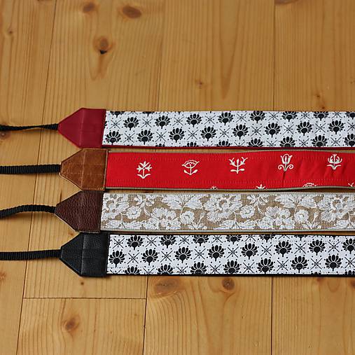 Iné doplnky - Popruh na fotoaparát - kvetinové ornamenty (biele kvety na svetlohnedom podklade) - 10223034_