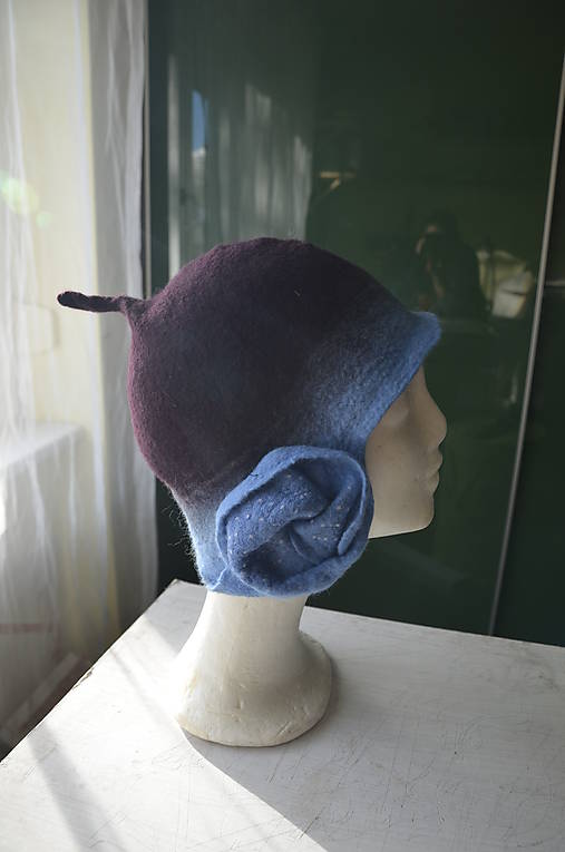 Čiapka modrá so skladaním na oboch stranách...