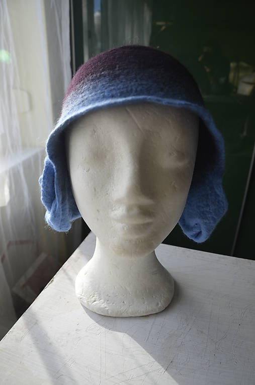 Čiapka modrá so skladaním na oboch stranách...