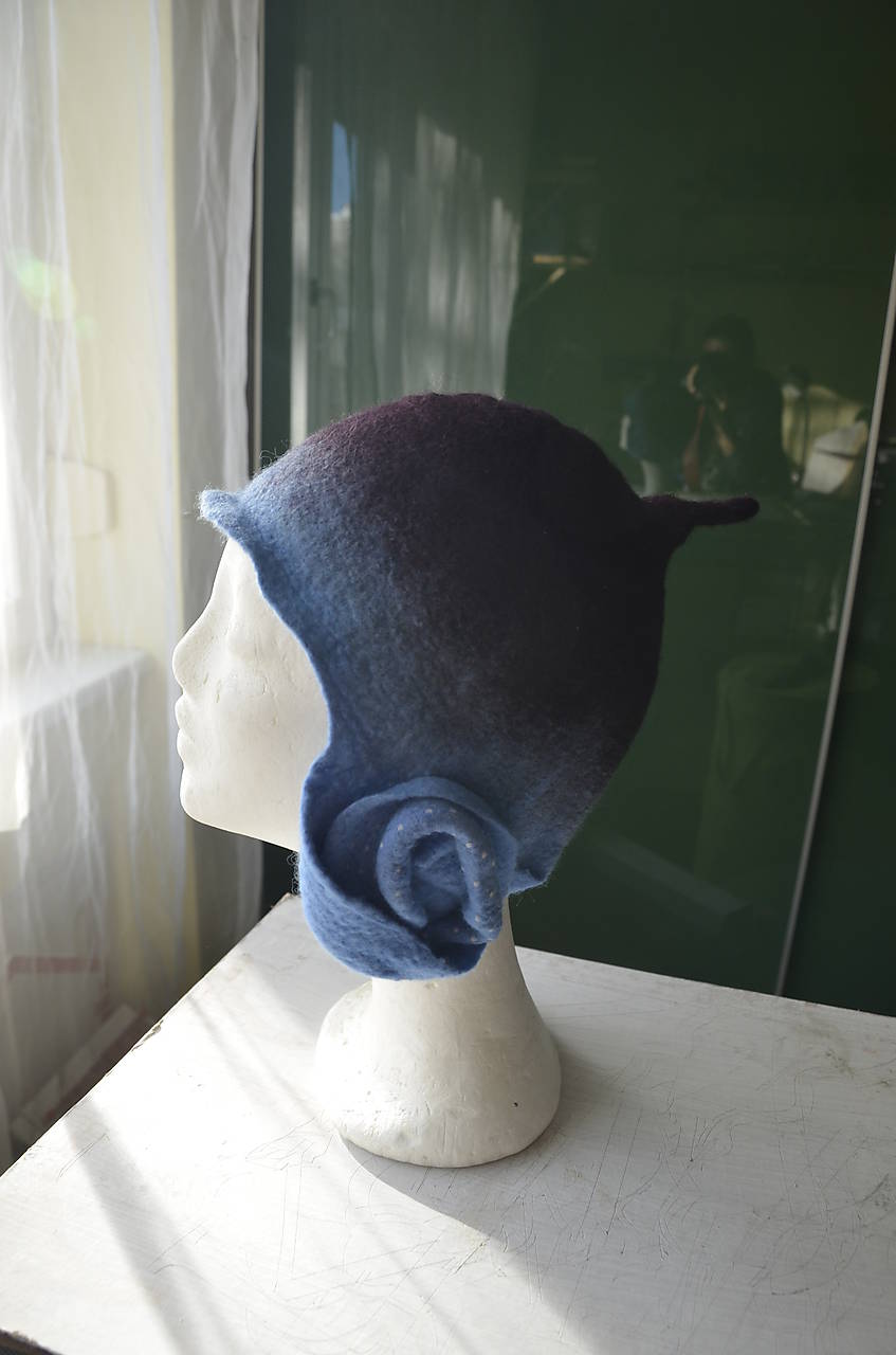 Čiapka modrá so skladaním na oboch stranách...