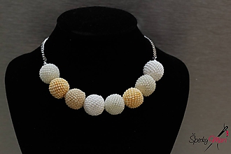Náhrdelníky - náhrdelník z bielych obšívaných guličiek - 10240607_