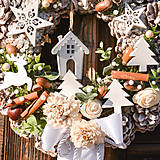 Dekorácie - Vianočný venček na dvere s domčekom - 10247088_