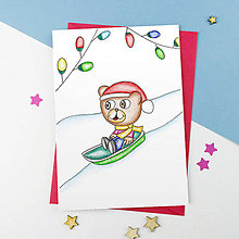 Papiernictvo - Kreslená vianočná pohľadnica žiarivá (sánkovačka s medvedíkom) - 10256139_