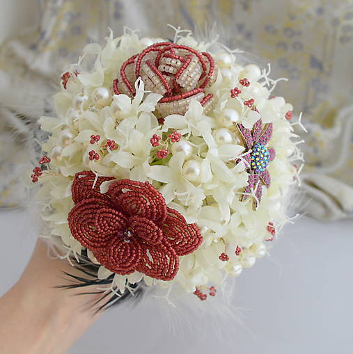Luxusná kytica s korálkovými kvetmi