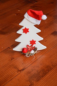 Dekorácie - Drevený vianočný stromček s čiapkou - 10263289_