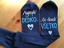 Ponožky, pančuchy, obuv - Maľované ponožky s nápisom: "Najlepší dedko, čo dovolí všetko" (tmavomodré 1) - 10273962_