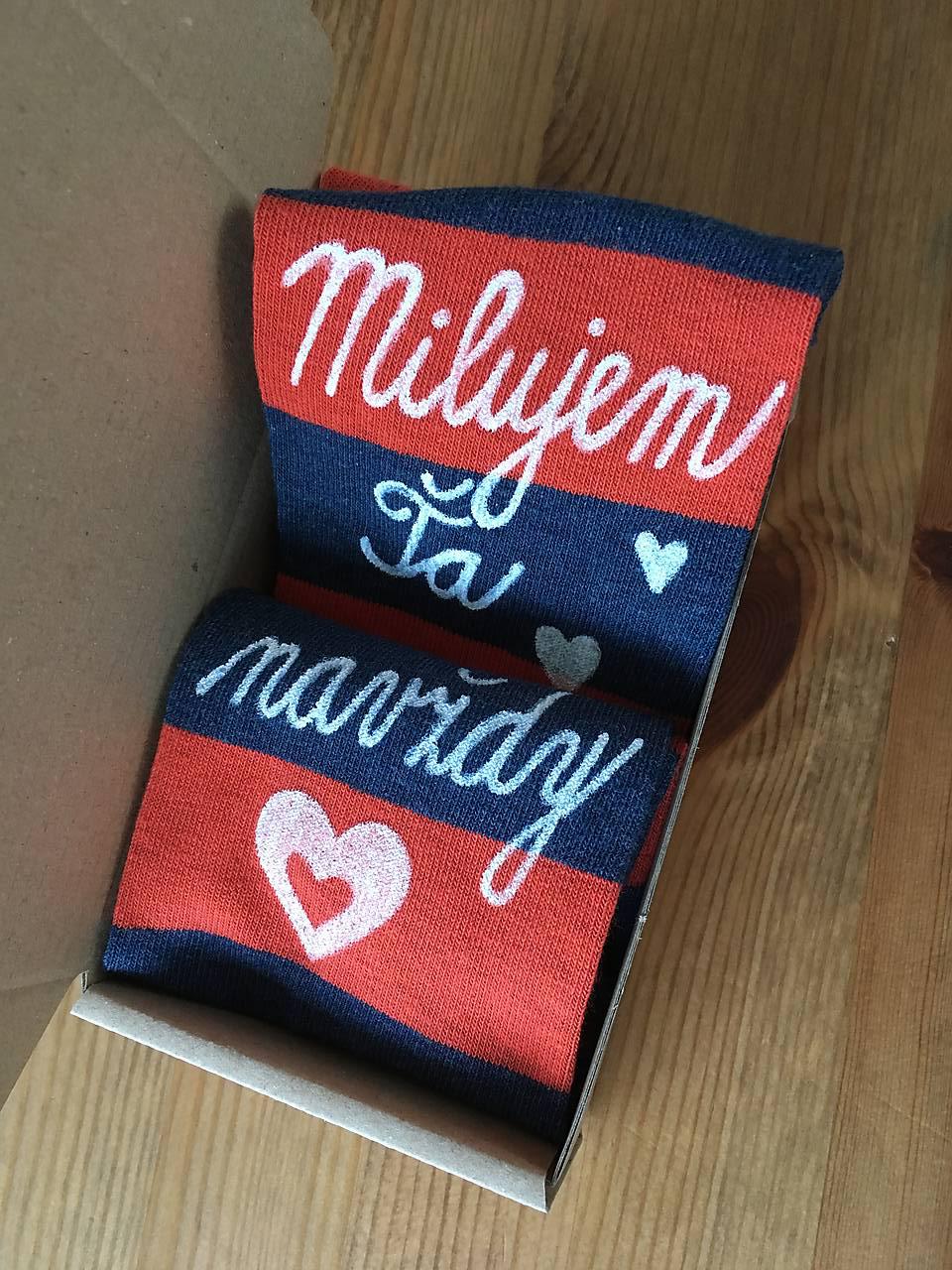 Zamilované maľované ponožky s nápisom: “Milujem Ťa / (navždy" - pásikavé)