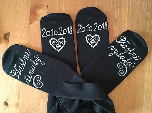 Maľované ponožky pre novomanželov / k výročiu svadby (čierne s bielou maľbou)