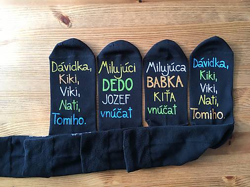 Maľované čierne ponožky s pestrofarebným nápisom: Najlepšia babka (dedko) + meno/ vnúčat + mená