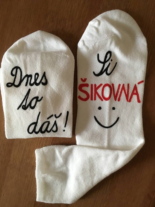 Motivačné maľované ponožky s nápisom: "Dnes to dáš! / Si šikovná :)" (Na bielych)