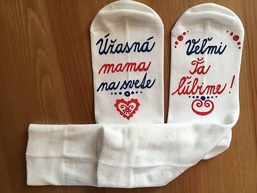 Maľované ponožky pre MAMU (biele s nápisom: "úžasná mama")