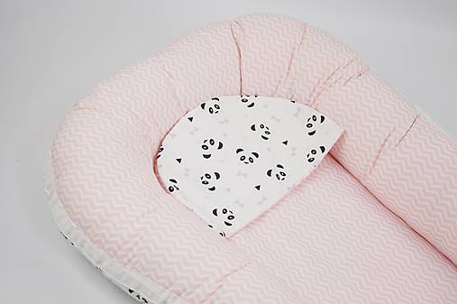 Hniezdo pre bábätko ružový chevron s pandami s ružovými líčkami