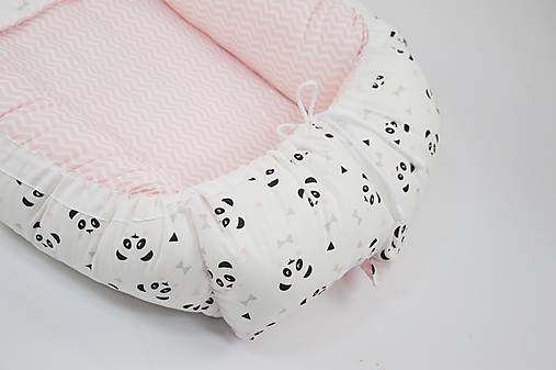 Hniezdo pre bábätko ružový chevron s pandami s ružovými líčkami