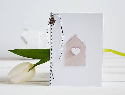 Papiernictvo - Minimalistický pozdrav - domček so srdiečkom - 10305578_