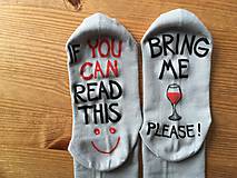 Ponožky, pančuchy, obuv - Maľované ponožky pre milovníčku / milovníka červeného/bieleho vínka (sivé) - 10312956_