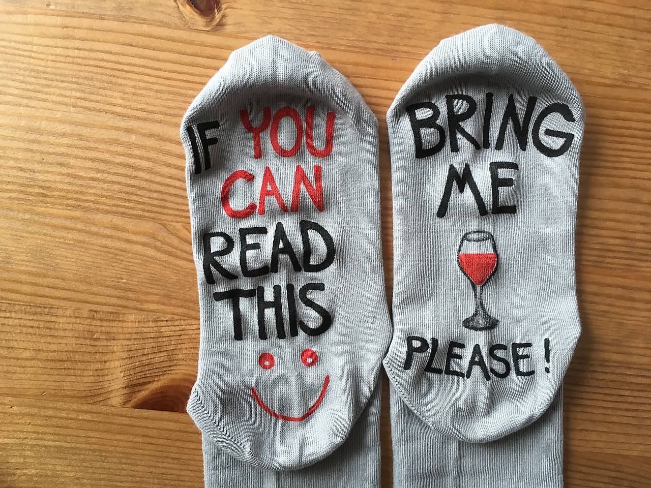 Maľované ponožky pre milovníčku / milovníka červeného/bieleho vínka (sivé)
