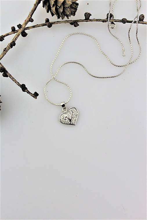 Náhrdelníky - strieborné srdiečko "V" prívesok z retiazkou (ródiované striebro) - 10321750_