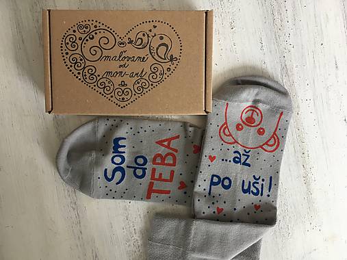 Maľované ponožky s nápisom: "Som do teba / až po uši" (Sivé)